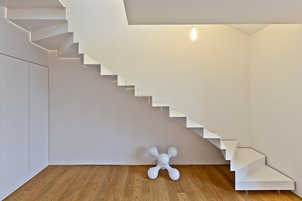 Kreativ-original-interiør-design-hvid-trappe