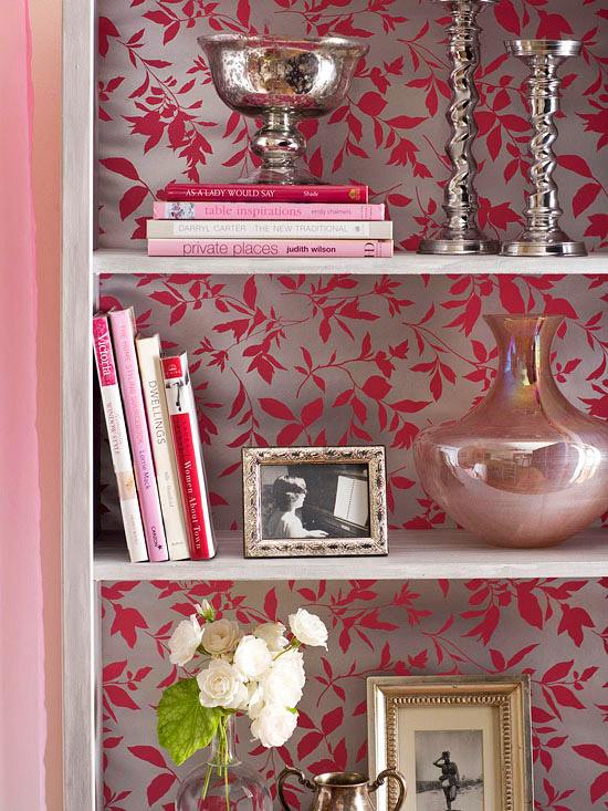 pink blade vægdesign i stuen med tapet