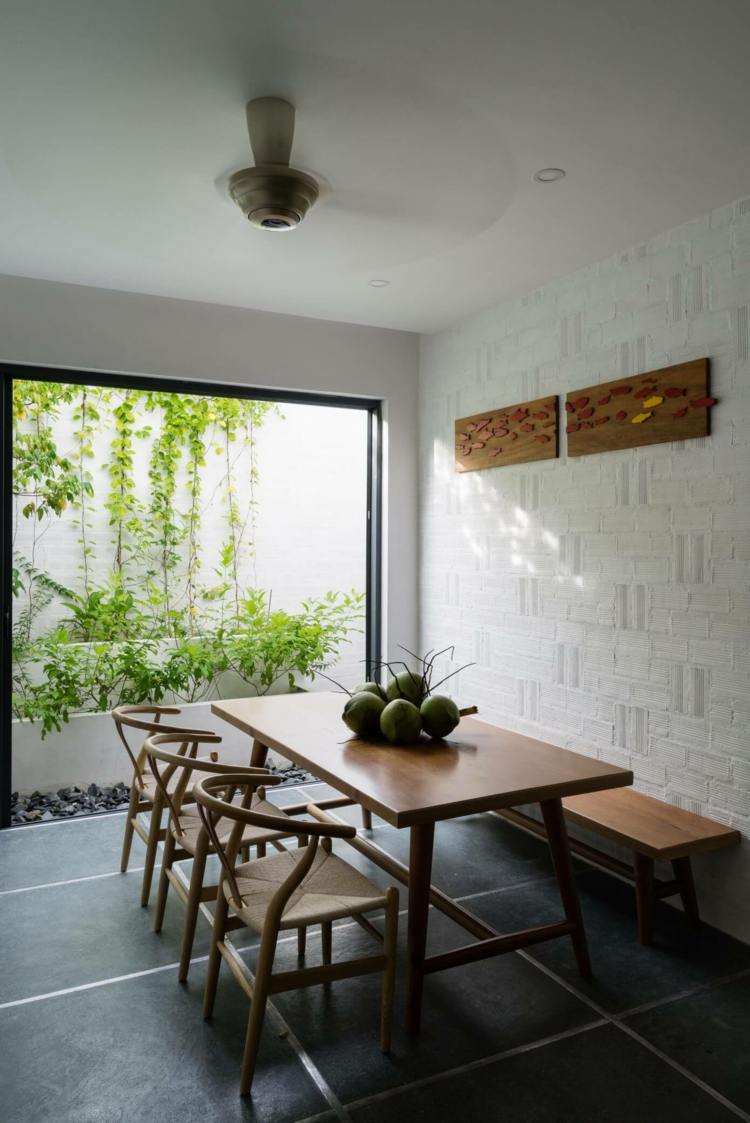 kreativt vægdesign spisestue-hvid vægmaling-bænk-spisebord-stole