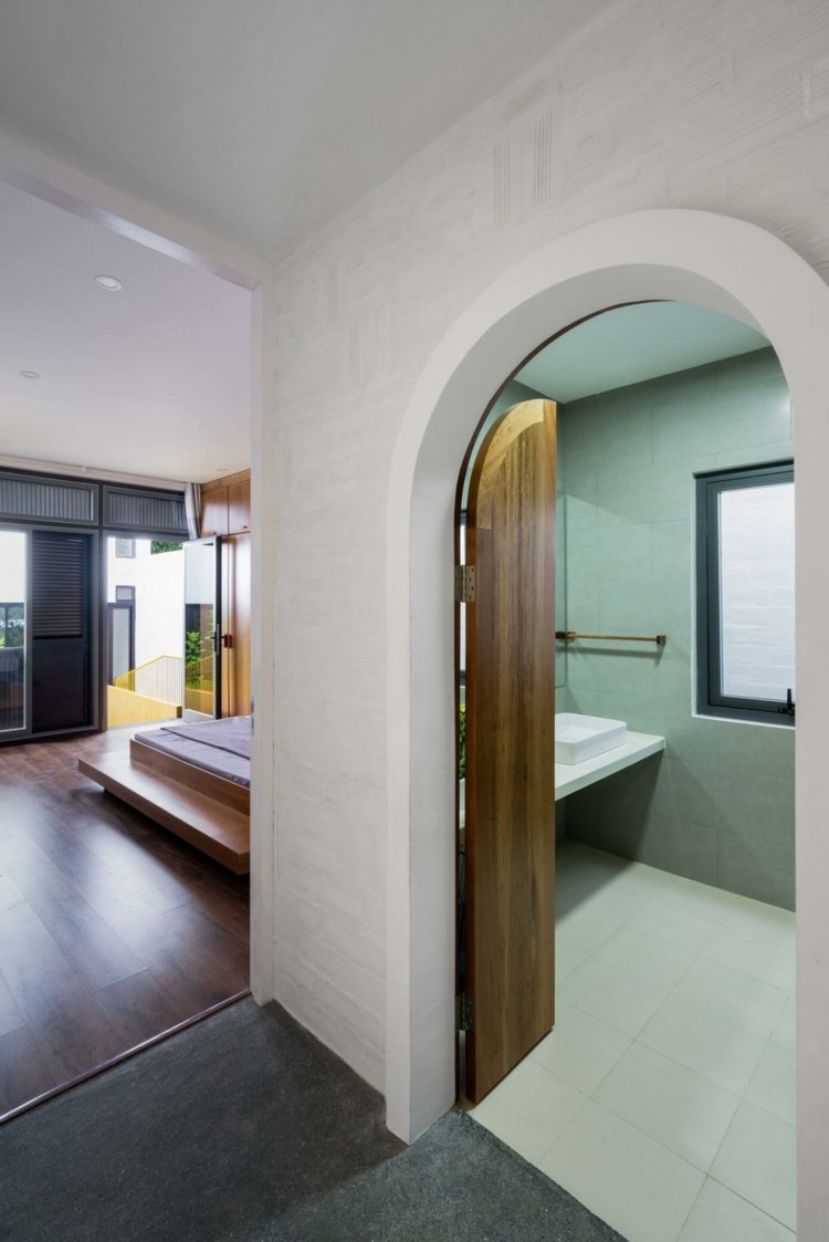 kreativt-væg-design-buedør-badeværelse-laminat-flisegulv