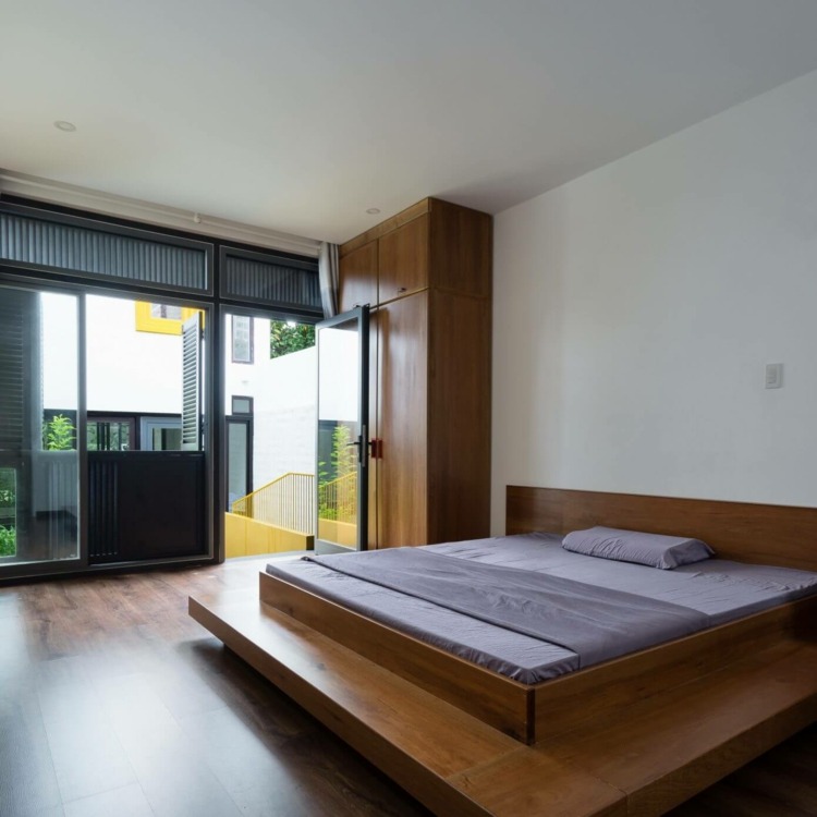 kreativ-væg-design-soveværelse-møblering-træ-seng-garderobe-altan