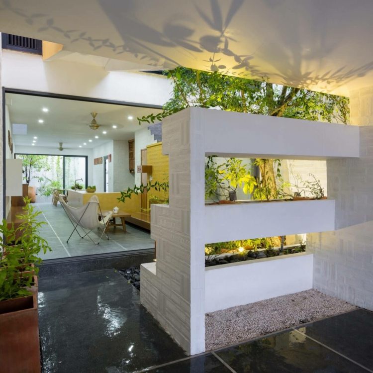 kreativ-væg-design-mini-have-indretning-dekoration-småsten-blomsterkasser