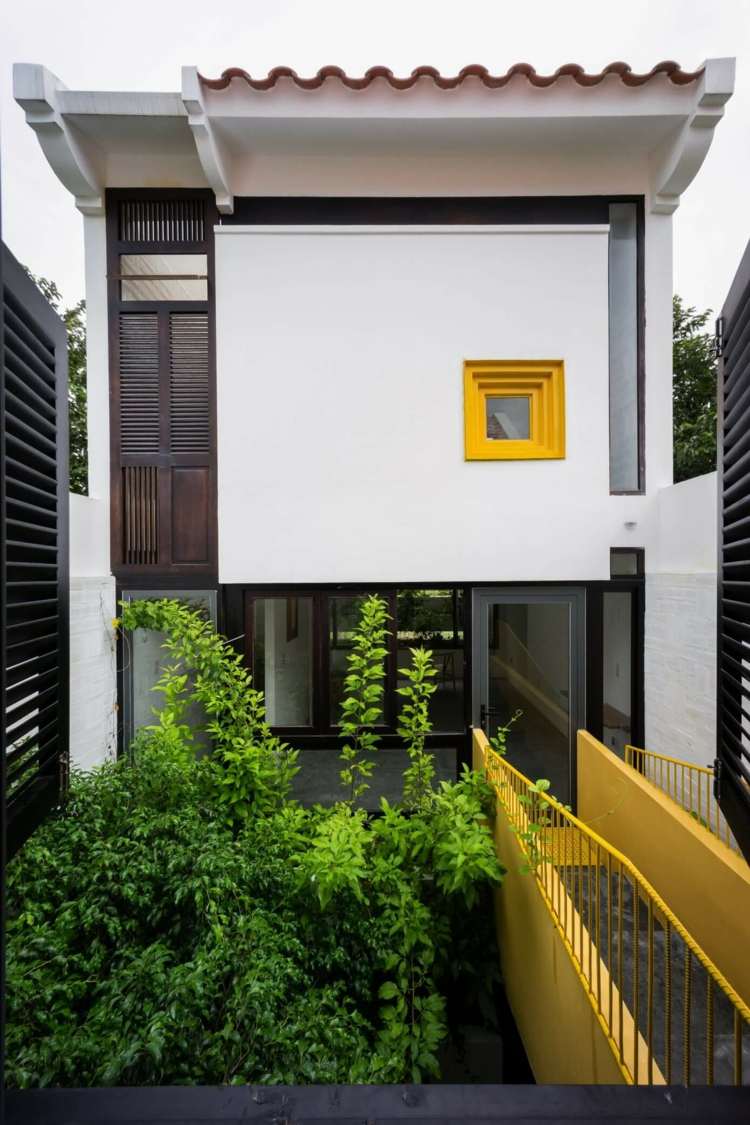 kreativ-væg-design-gårdhave-bro-gul-rækværk-vindue
