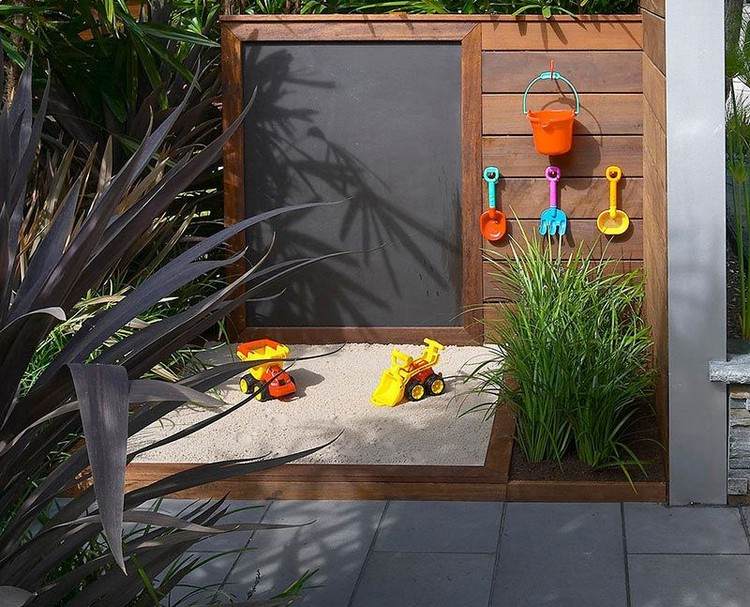 Legehjørne for børn i haven med kridtbræt og sandkasse