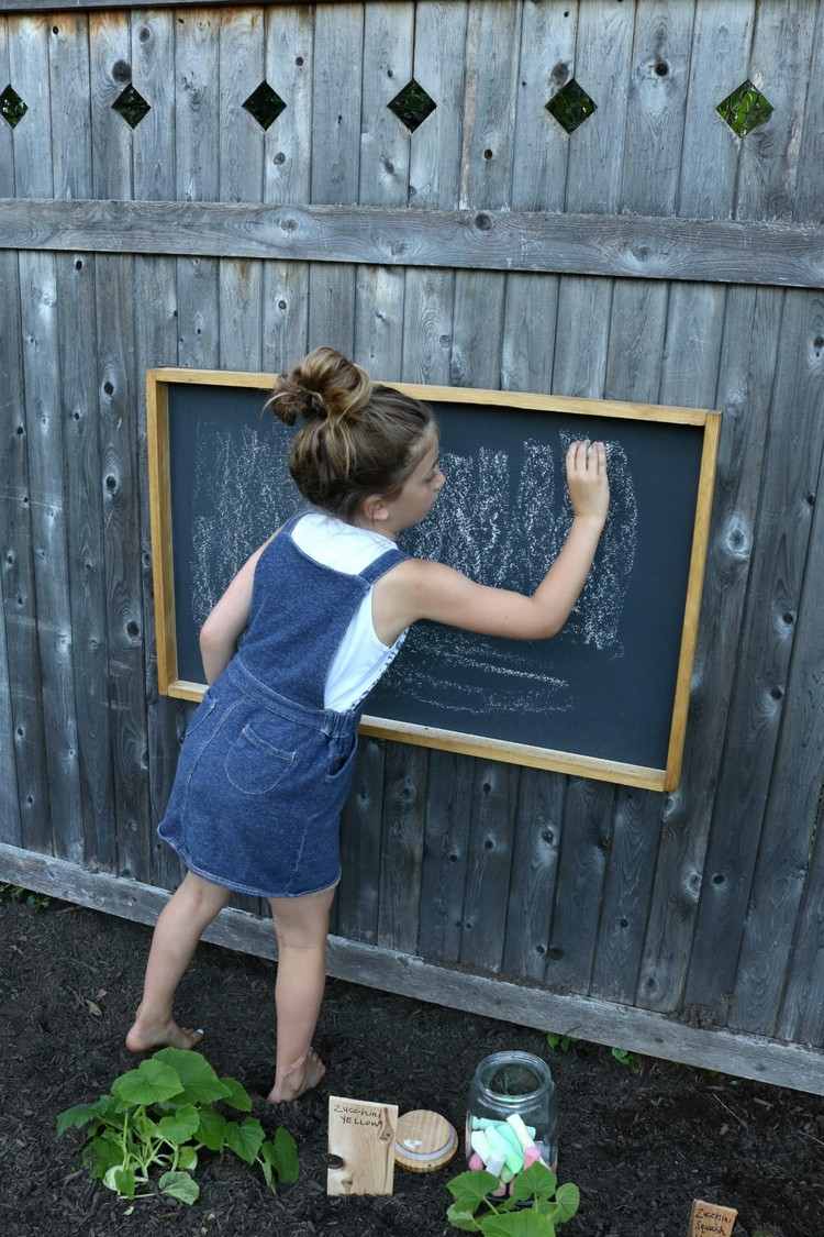 Inden første brug skal du male kridtbræt til børn i haven med kridt