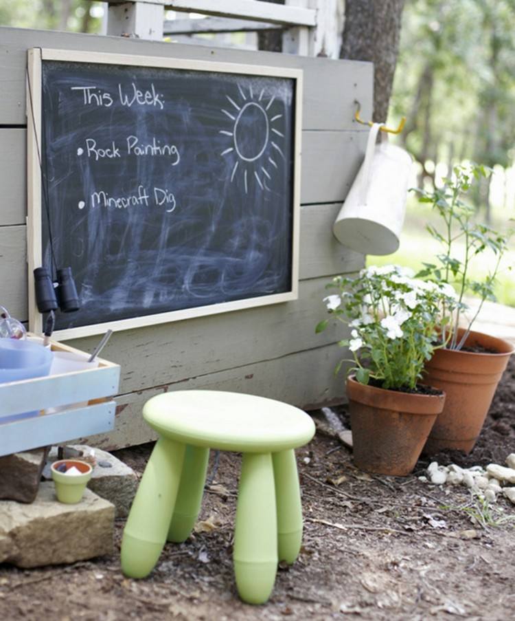 Opret et lille legeområde for børn i haven med et DIY -tavle