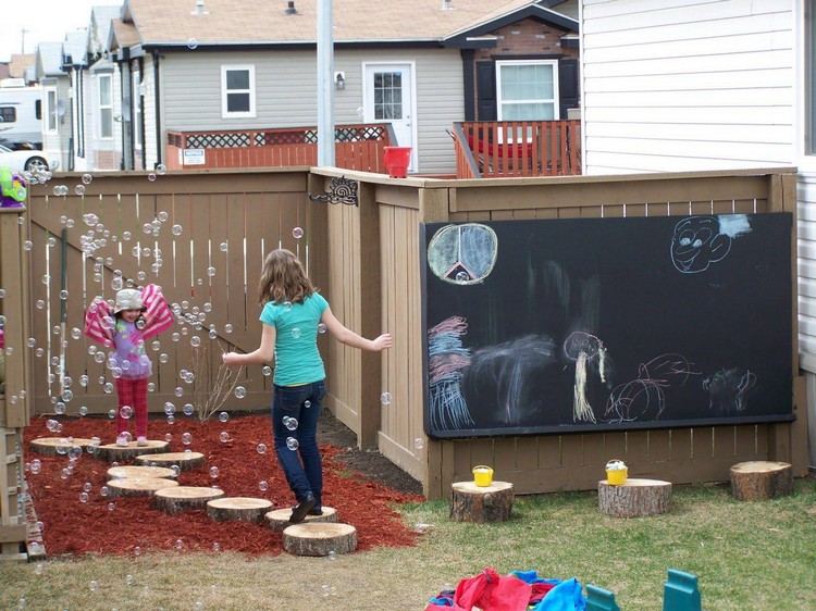 Design legeplads for børn i haven med kridtbræt