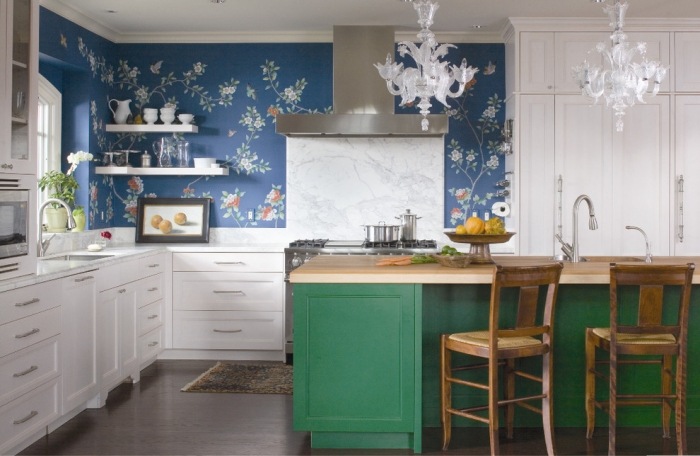Lysekrone-i-hvidt-blomstrer-klassisk-design-stue-køkken-farver