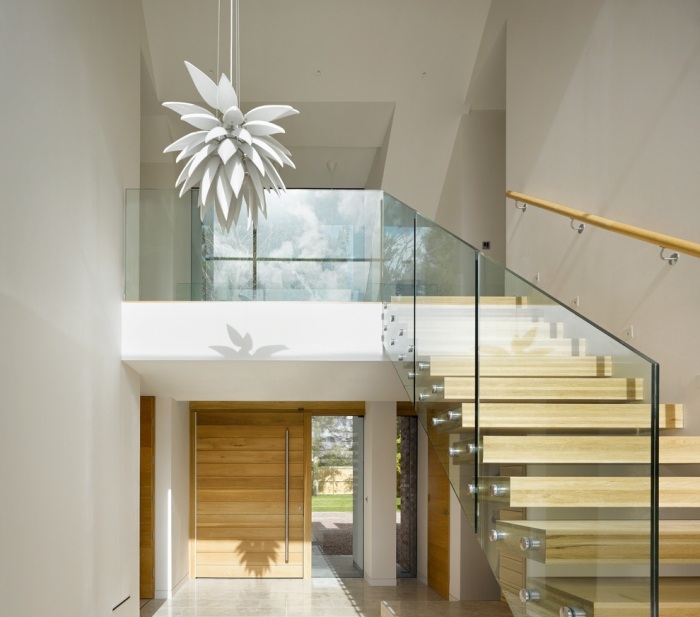 trappe-moderne-lysekrone-i-hvidt-trappe gelænderglas