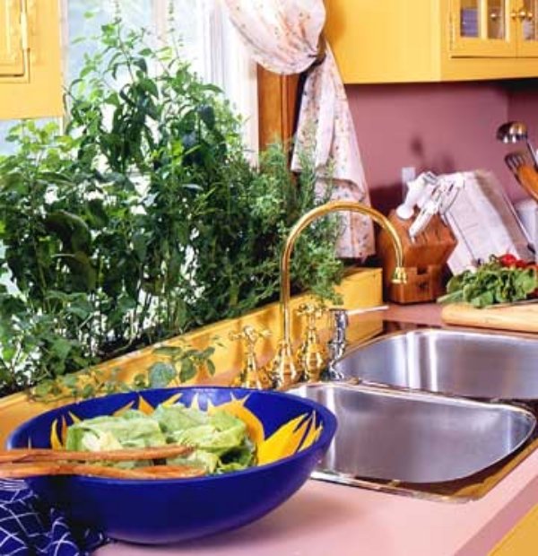 Salatskål-køkkenredskaber-vandhane-krydderier