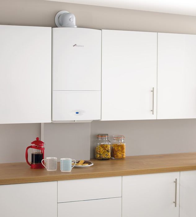 Kücheninnenraum mit weißem Gaskessel zwischen Küchenschränken