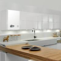 Weißer Kücheninnenraum mit Gasdurchlauferhitzer