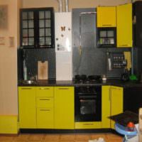 Küche in Chruschtschow mit Gasdurchlauferhitzer