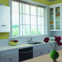 Waschen statt Fensterbrett in der Küche eines Landhauses