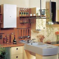 Kompakte Küche mit Boiler an der Wand