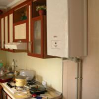 Gasvandvarmer i det indre af køkkenet i Khrushchev