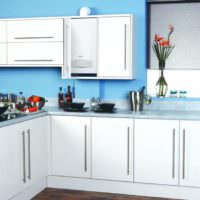 Küchenset-Design mit weißen Fassaden