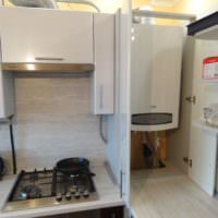 Küchenset mit Platz zum Aufstellen eines Gaswarmwasserbereiters