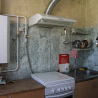 Отворено поставяне на газов бойлер в кухнята на стара къща