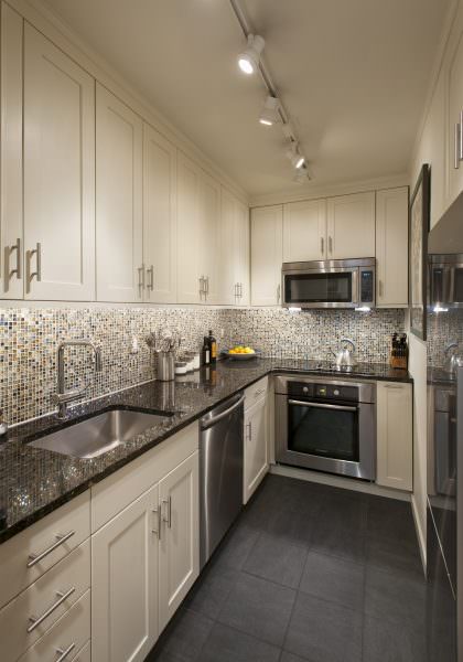 A modern bézs színű konyhai készlet kiváló választás a neoklasszikus belső terekhez.
