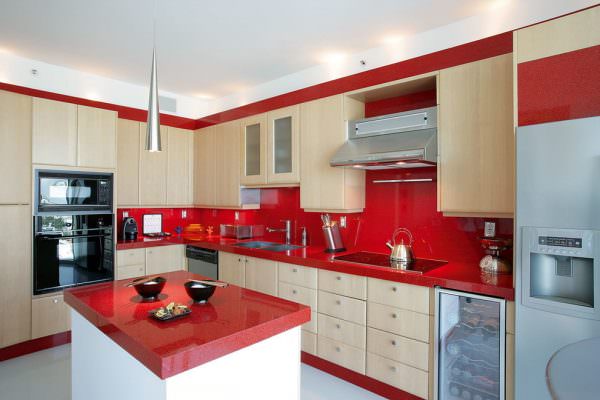 For meget rødt påvirker psykologisk komfort negativt, så det anbefales ikke at dekorere rummet helt i denne farve.