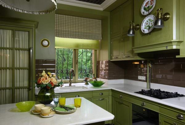 Voit asentaa kevyen pistaasivärisen keittiösarjan sekä suureen että pieneen huoneeseen.
