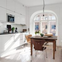 Valkoinen keittiö, jossa kaari -ikkuna