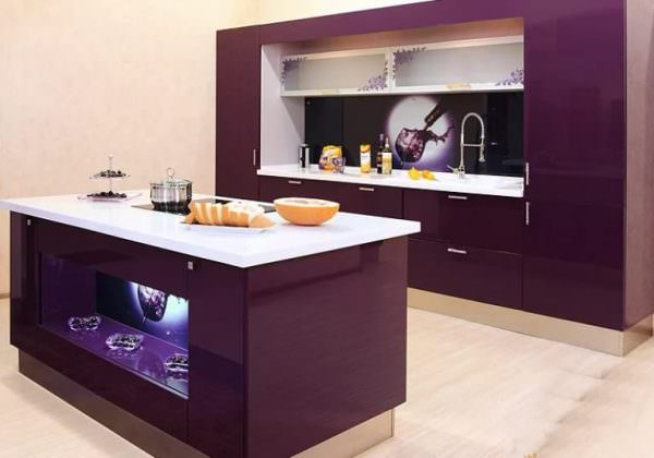 Eksperter innen designkunst anbefaler å følge regelen om tre farger når du skal dekorere interiøret i kjøkkenrommet.