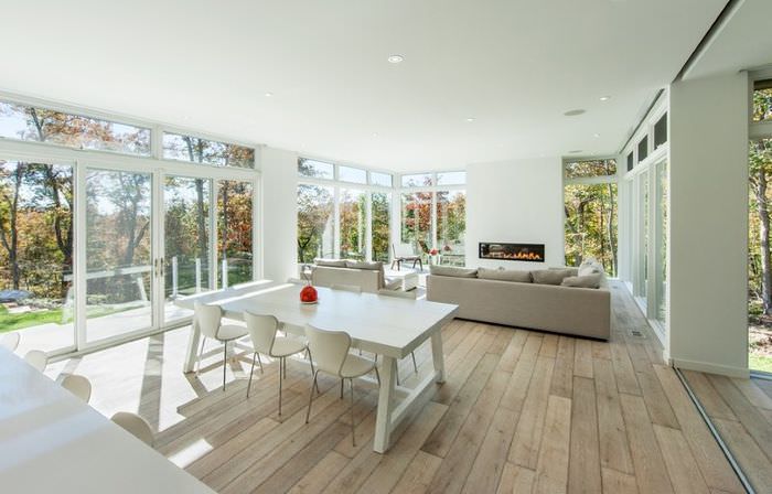 Kombinovaná kuchyňa s jedálňou v súkromnom dome s panoramatickými oknami
