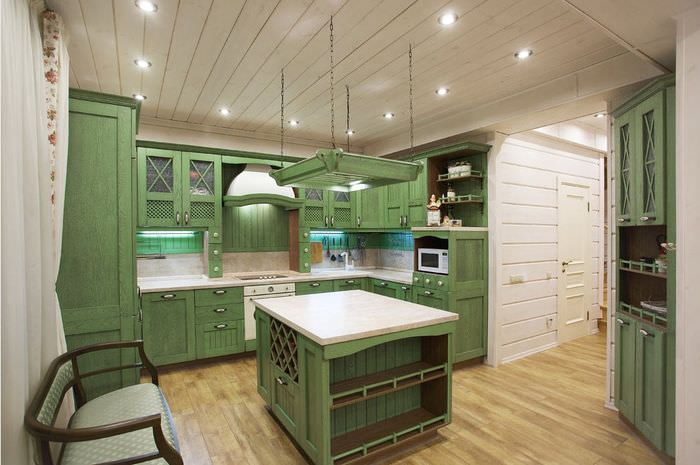 Kuchynský dizajn súkromného domu v rustikálnom štýle