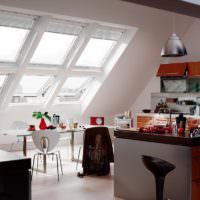 A tetőtéri konyhában ferde ablakok