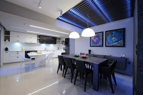 A Hi-Tech stílusban díszített konyhákhoz a magas fényhőmérséklet (kék fény) megfelelőbb.