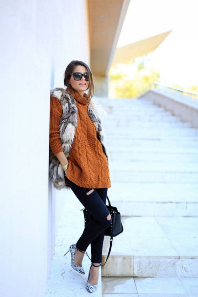 pels-vest-natur-farve-elegant-kombineret-strikket-sweater-orange-jeans