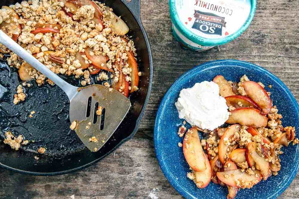 Støbejernspande med stegte æbler og müsli som bålopskrifter