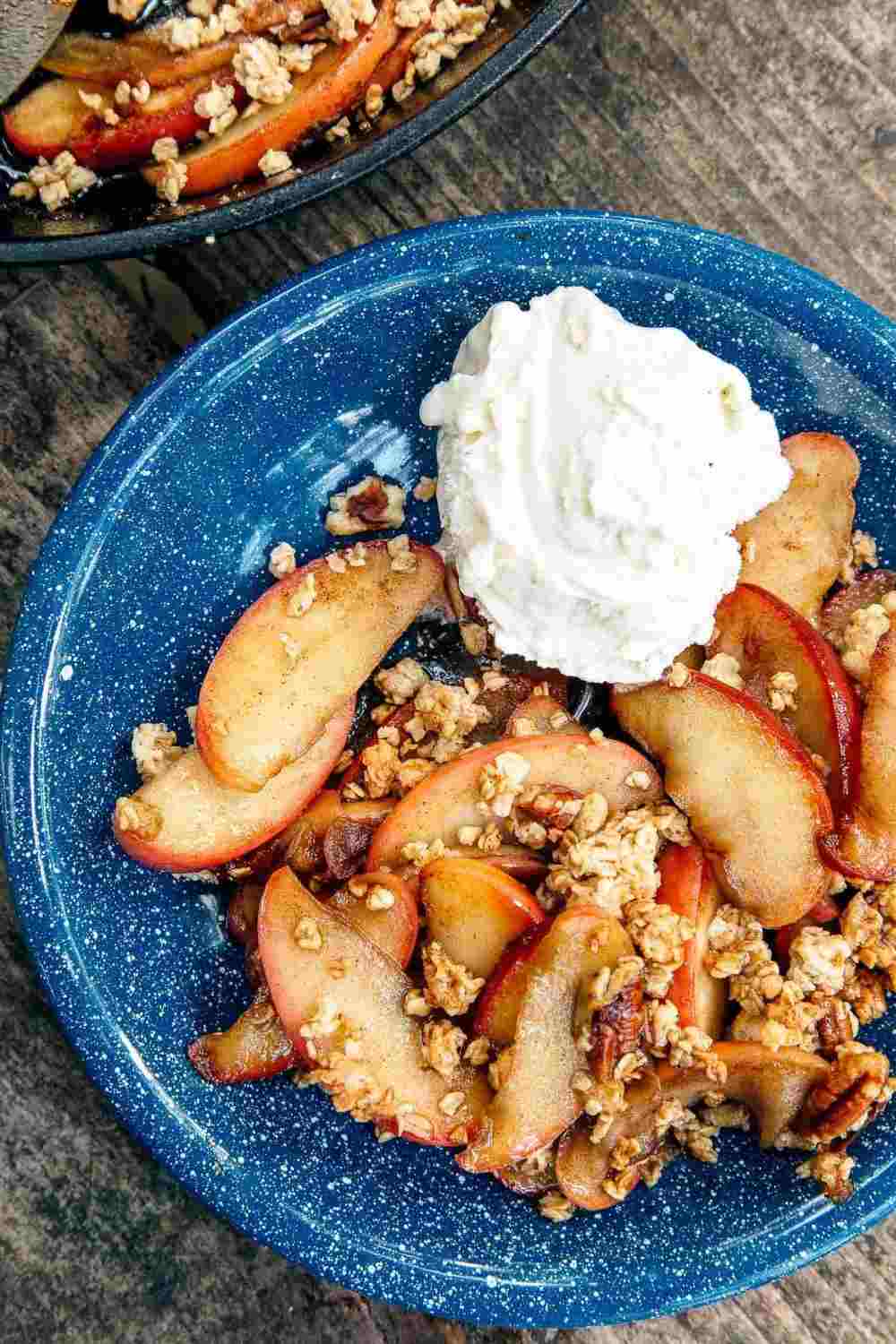 æble dessert dessert med müsli og kanel pyntet med en kugle kokos is vegansk dessert