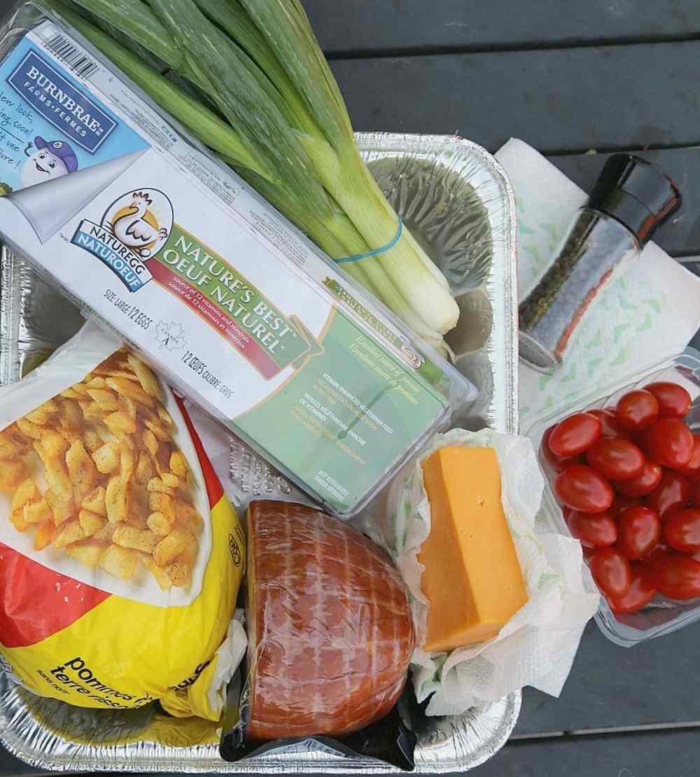 Ingredienser og produkter til camping Madlavning fra cherrytomater, cheddarost, hashbrune, æg, peber
