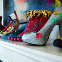 Indretning med originalt dekorerede sko