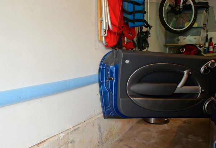 Ochrana dveří automobilu při otevírání v garáži