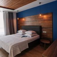 Brun laminat på blå soveværelsesvæg