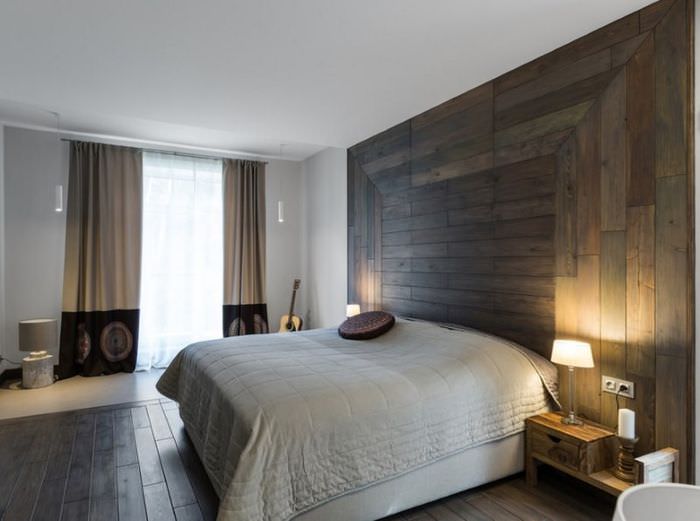 גימור קיר מעל המיטה עם לוחות למינציה בעיצוב מעורב