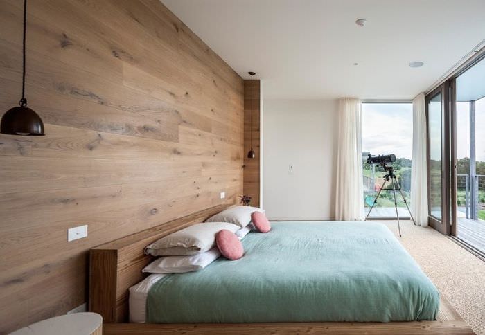 Seinäkoriste makuuhuoneessa puumaisella laminaatilla