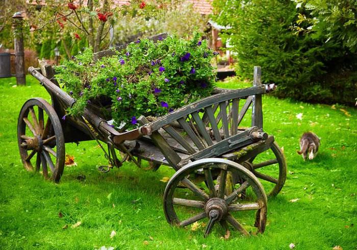 Starý vozík vo výzdobe záhradného pozemku