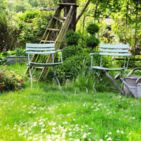 Záhradné stoličky na zelenom trávniku