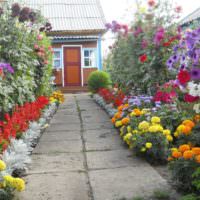 Kvetinové záhony pozdĺž okrajov záhradnej cesty