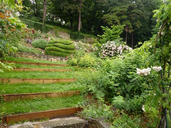 Πλαγιά κήπου με ξύλινες βεράντες