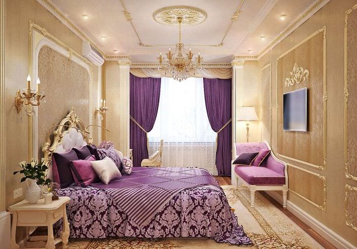Rigt soveværelse interiør i guld med lavendel accenter