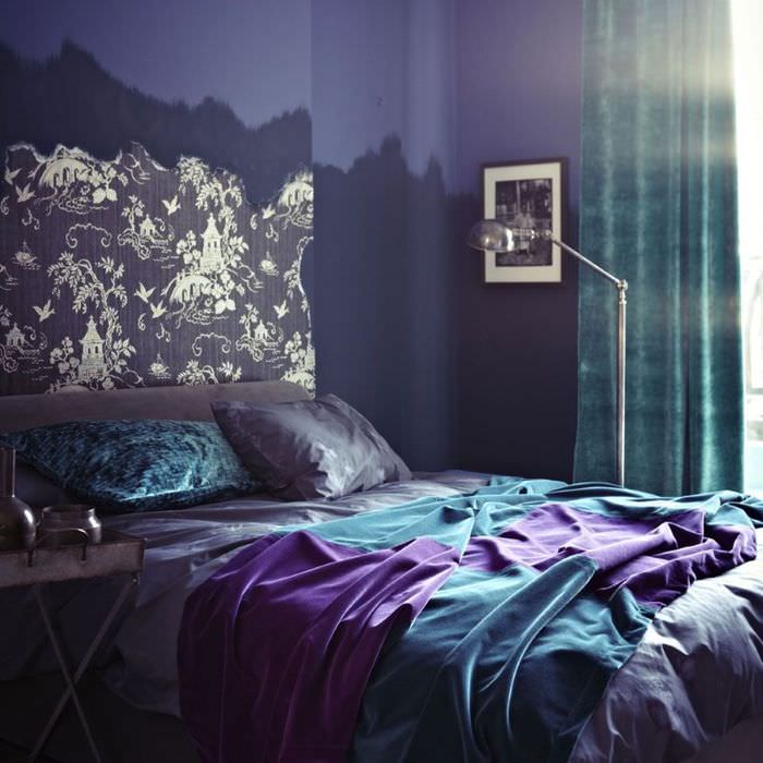 Mørkt soveværelse i nuancer af blå, turkis og lavendel