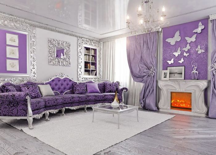 Lavendelsofa i det indre af en klassisk stue