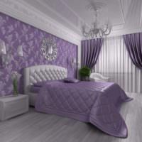 Lavendel sengetæppe på sengen i kvinders soveværelse