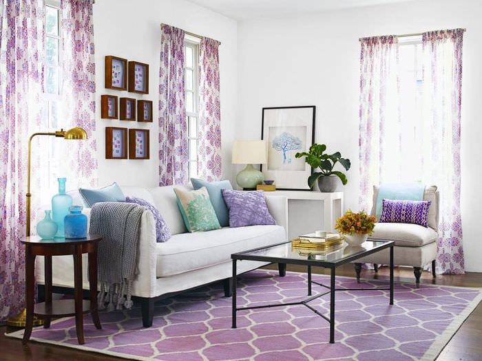 Hvid sofa i stuen med lavendeltekstiler
